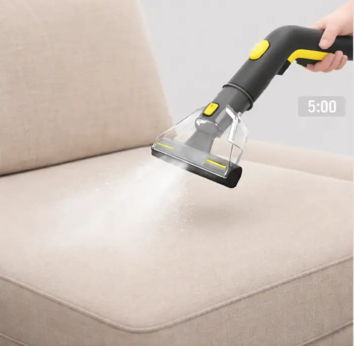 Nanoszenie roztworu czyszczącego na tapicerkę z odległości 15 cm przy użyciu pompy natryskowej odkurzacza Karcher