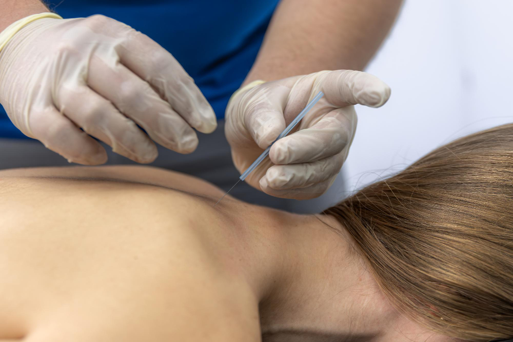 Physical therapist demonstrating shoulder mobility assessment with athlete at Kinetic Milwaukee location