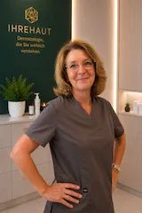 Barbara Wetzler, Medizinische Fachangestellte, in der dermatologischen Praxis IhreHaut in Kaufbeuren.