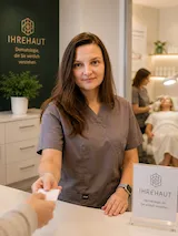 Diana Schlegel, Medizinische Fachangestellte, bei der Patientenaufnahme am Empfang in Kaufbeuren.