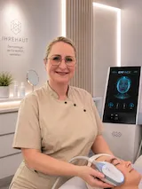 Fachkosmetikerin Franziska Böhm mit einem Behandlungsgerät bei IhreHaut in Landsberg am Lech.