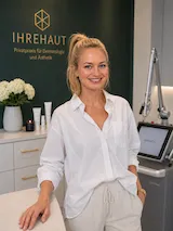Dr. Rachela Bleuel, Fachärztin für Haut- und Geschlechtskrankheiten, neben einem Lasergerät in Kaufbeuren.