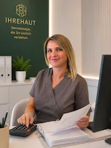 Medizinische Fachangestellte Christina Moor an der Anmeldung der Praxis IhreHaut in Kaufbeuren.