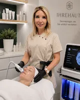 Fachkosmetikerin Anita Holderried führt bei IhreHaut in Kaufbeuren eine apparative Gesichtsbehandlung durch.