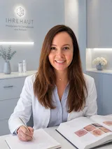 Dr. Dolores Thum, Fachärztin für Haut- und Geschlechtskrankheiten, im Sprechzimmer in Landsberg am Lech.