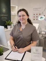 Selina Arualp, Medizinische Fachangestellte, bei der Dokumentation am Empfang von IhreHaut Kaufbeuren.