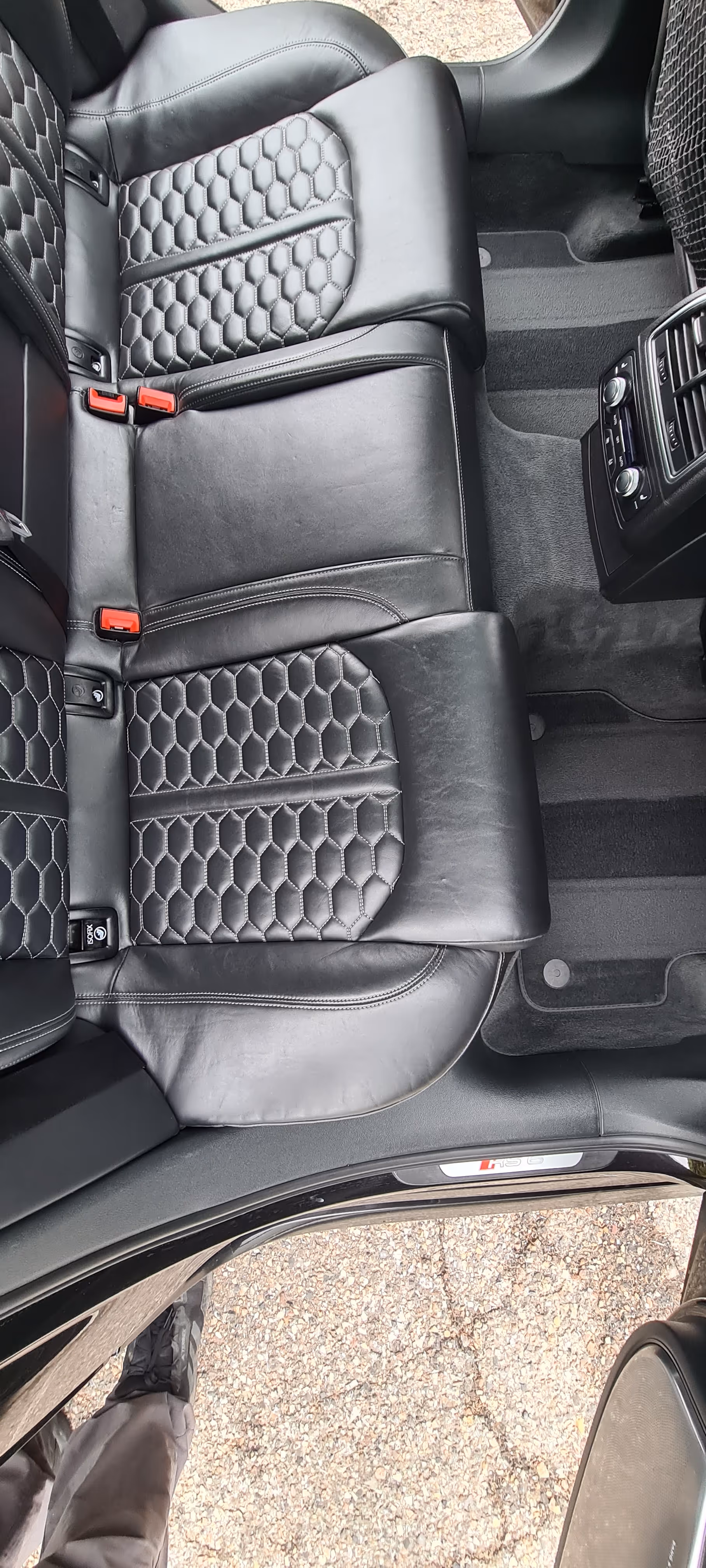 Sorte læder bagsæder med sekskantet syningmønster og synlige bageste luftventiler på midterkonsollen