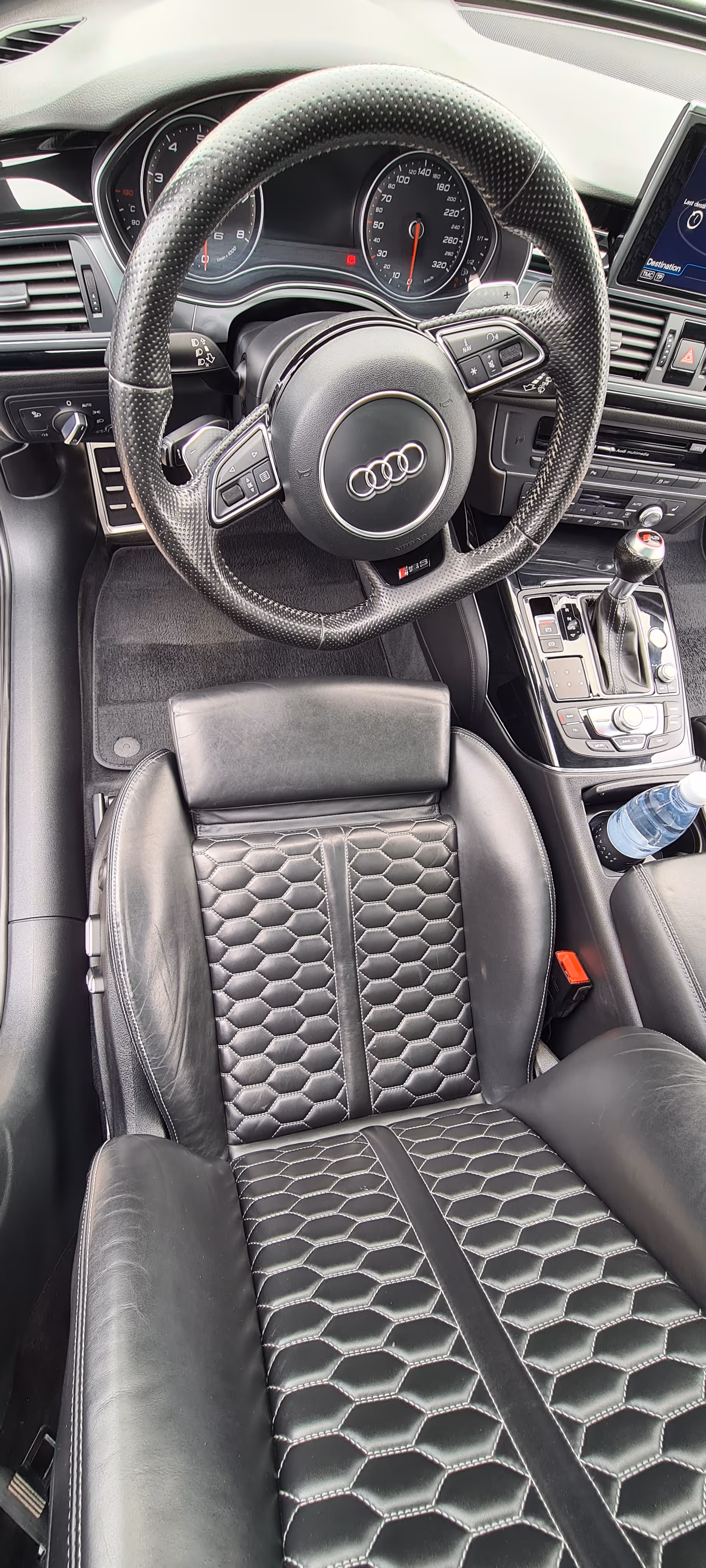 Audi inderside med sort perforeret læder rattet, sekskantet læder førersæde, gearstang og instrumentbræt