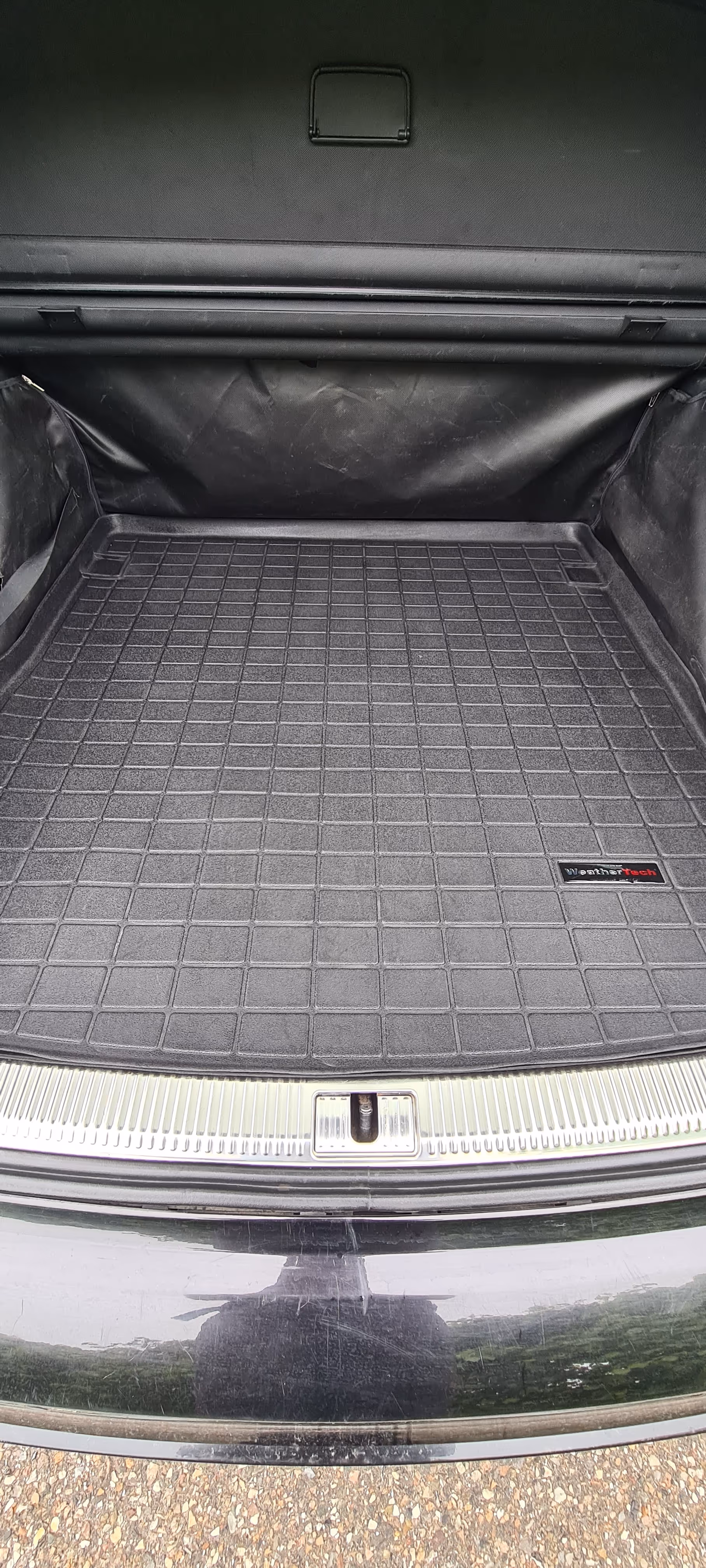 Tom bil bagagerum med et rent sort WeatherTech gummi lasttæppe