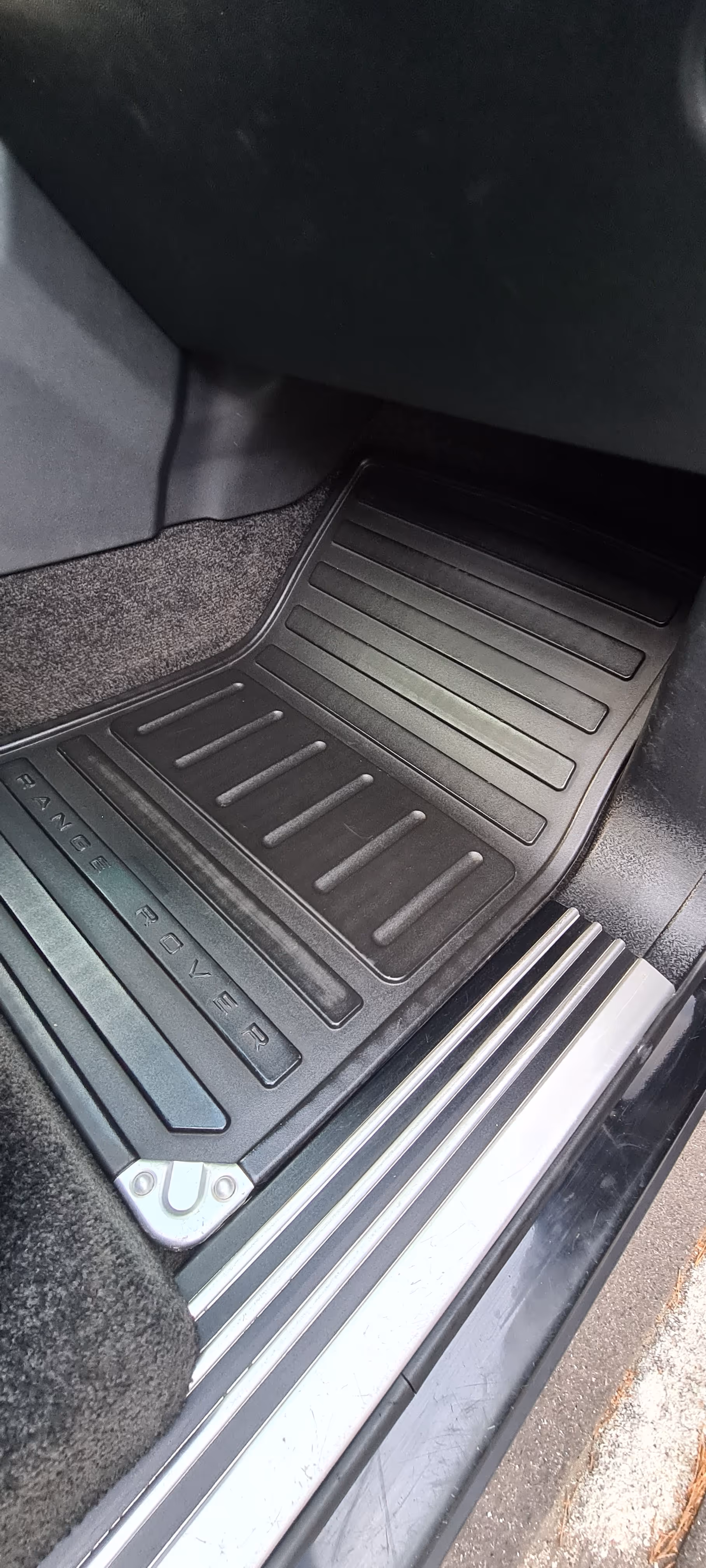 Rent sort Range Rover bil gulvtæppe med tekstureret gummi-overflade inde i køretøjet