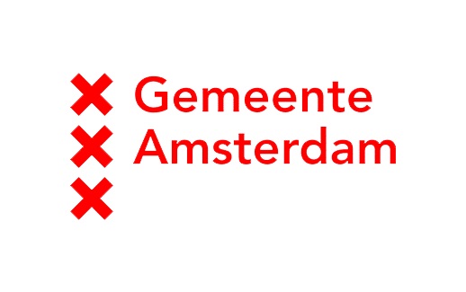 Logo van de gemeente Amsterdam met drie rode kruisen naast de tekst 'Gemeente Amsterdam'.