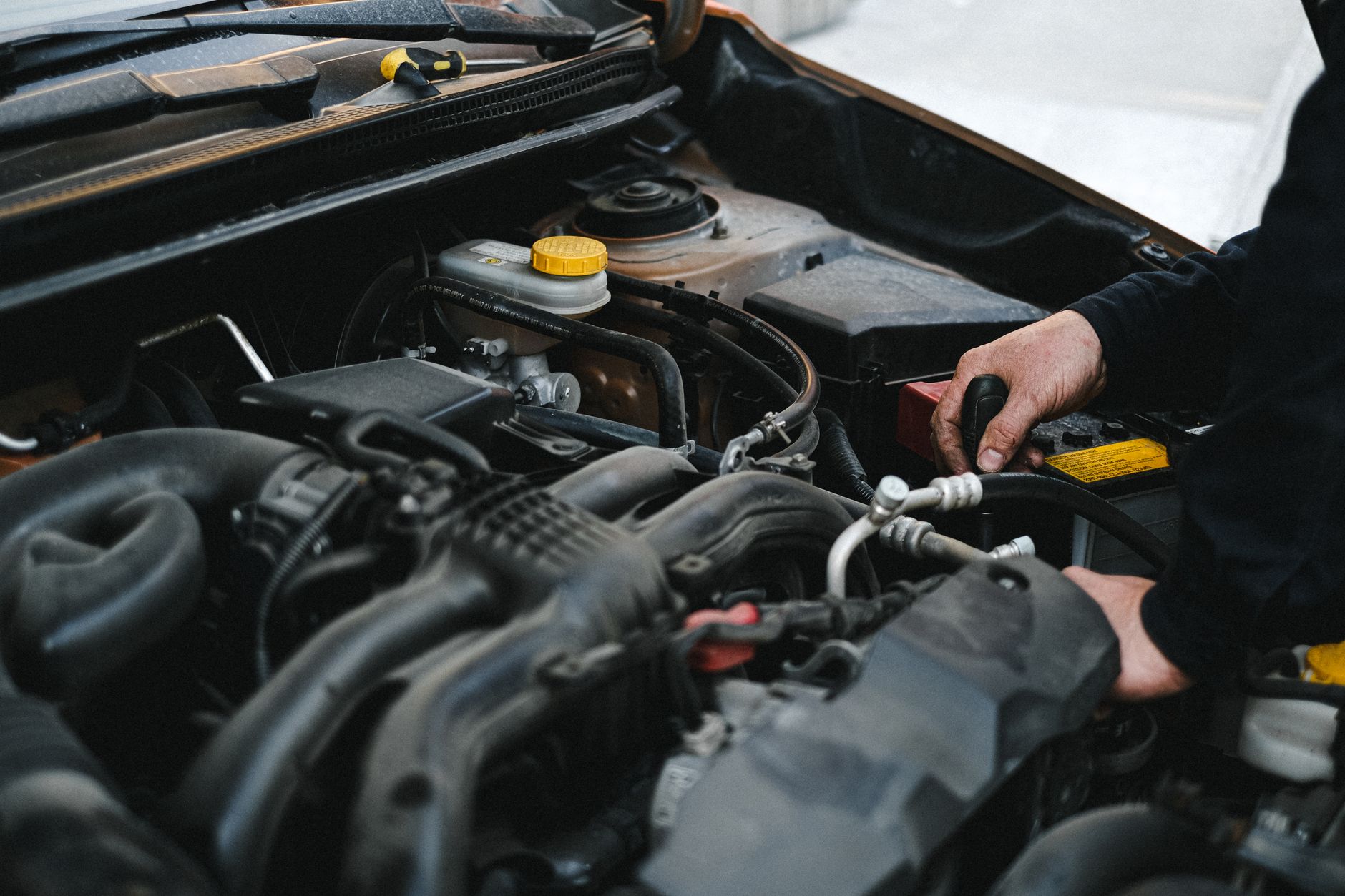 Gros plan sur les outils et techniques d'un serrurier pour réparer une serrure endommagée