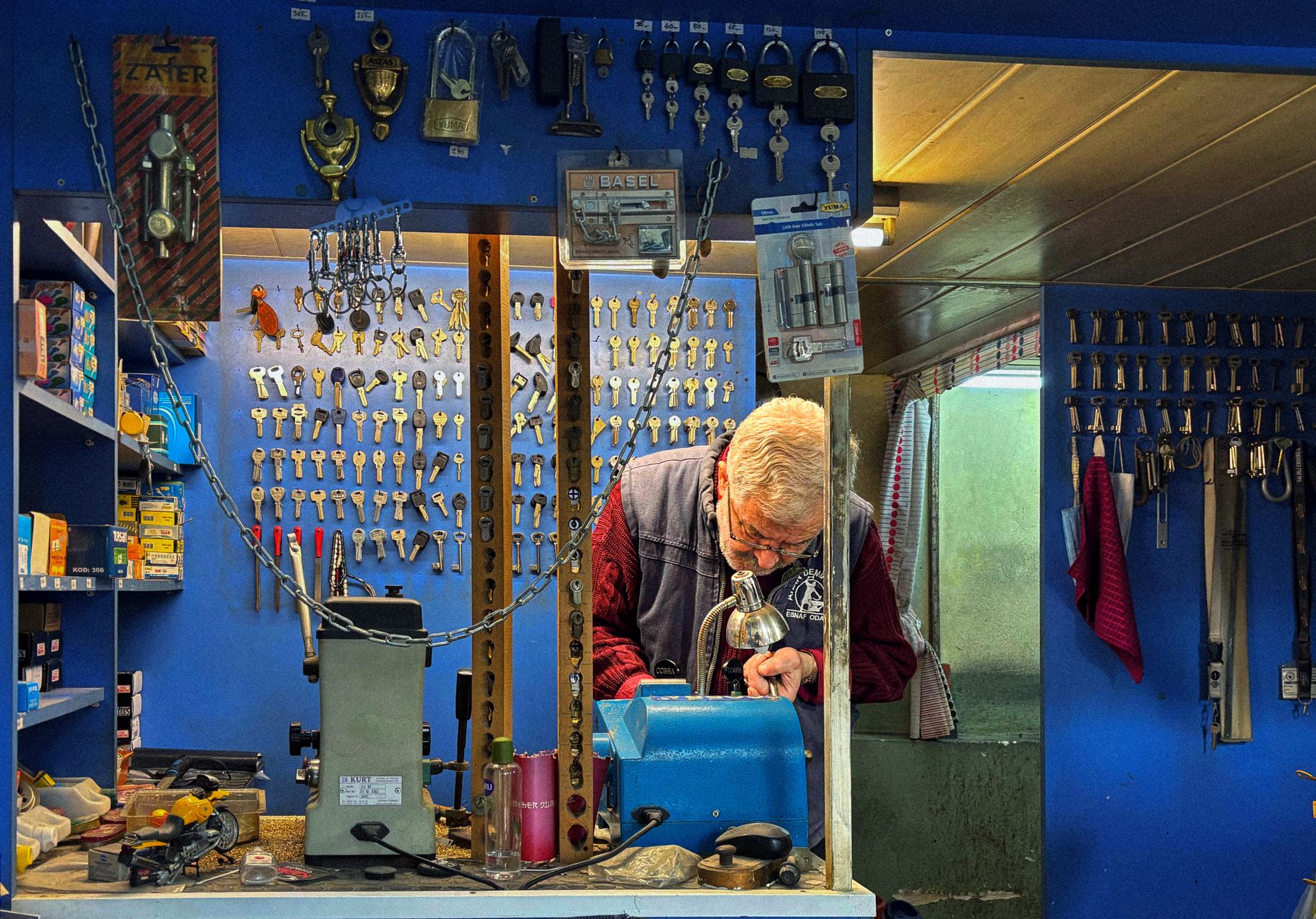 Client satisfait accueillant le serrurier de Flex Serrurier après résolution rapide de son problème de porte