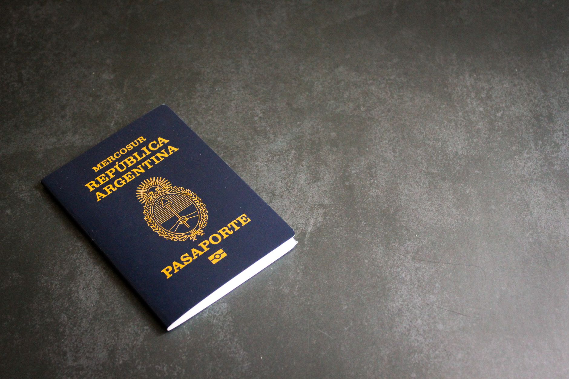 Vérification des qualifications et certifications d'un artisan serrurier fiable à Bruxelles