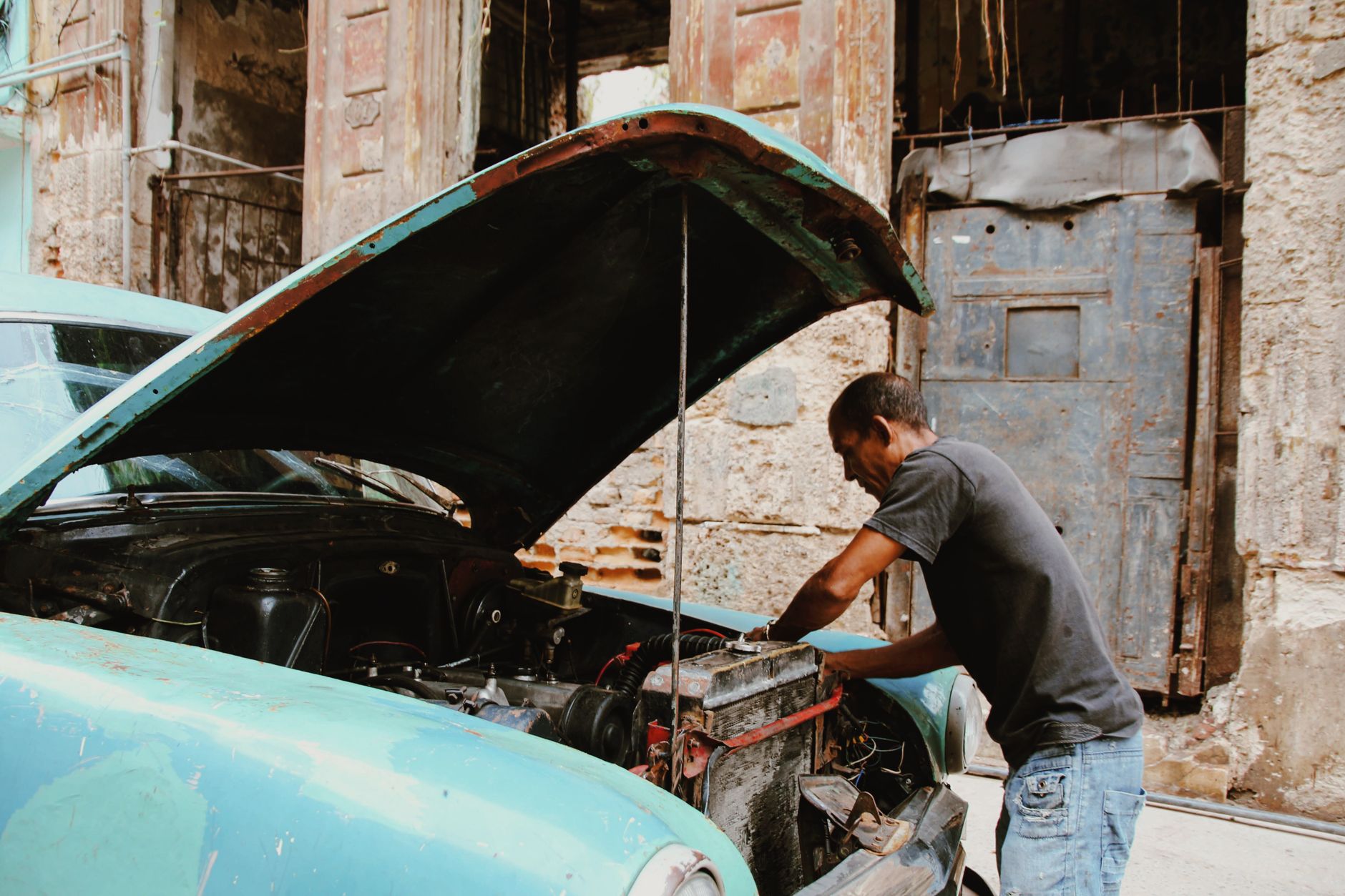 Un serrurier professionnel répare le mécanisme d'une porte qui ne ferme plus correctement