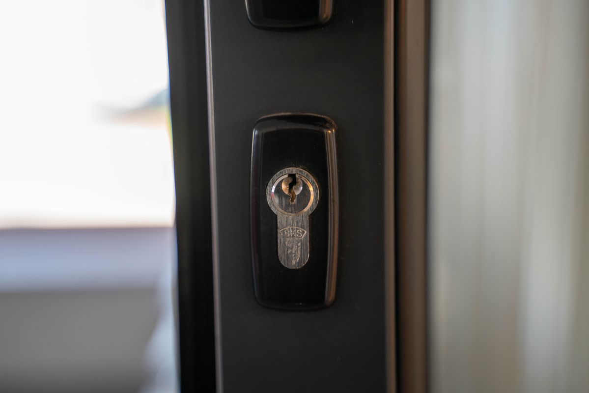 Cylindre de haute sécurité installé sur une porte, illustrant la pose d'une serrure à clé brevetée à Bruxelles