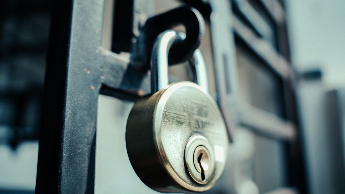 Cadenas moderne sécurisant une porte à Schaerbeek, symbole de protection contre l'effraction