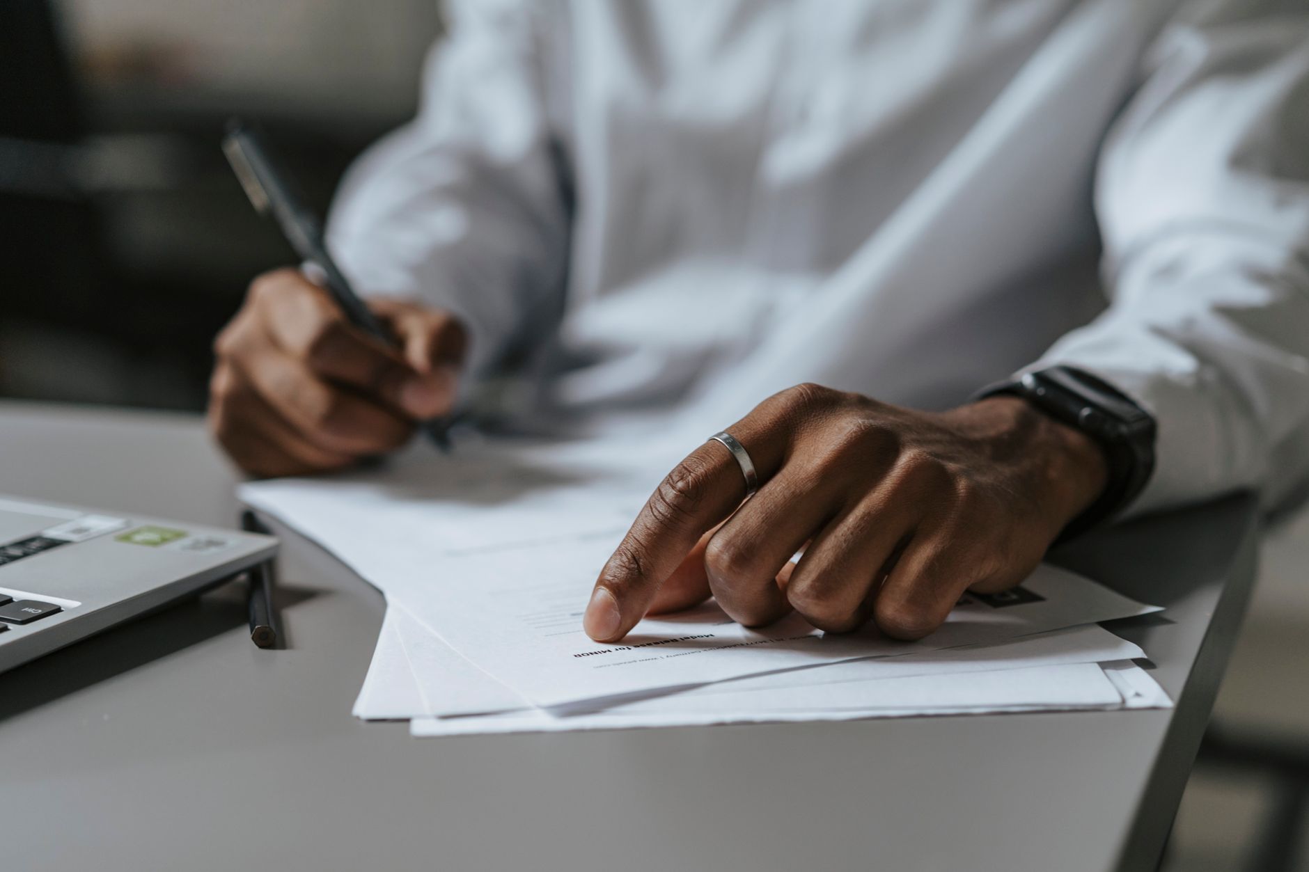 Vérification des documents et certifications d'un serrurier sérieux et qualifié pour garantir la confiance du client