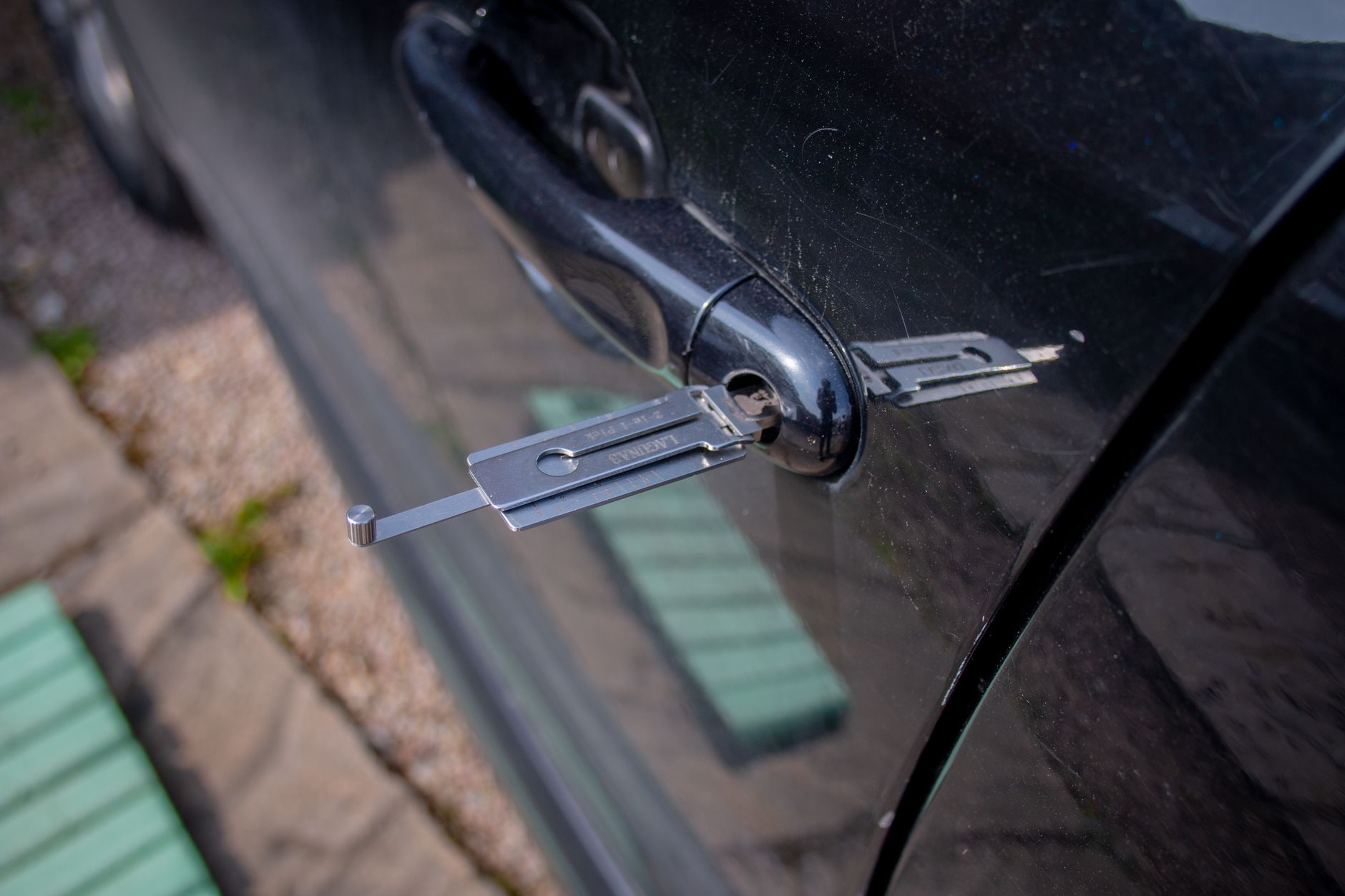 Un serrurier professionnel intervenant pour ouvrir une porte à Koekelberg avec ses outils spécialisés