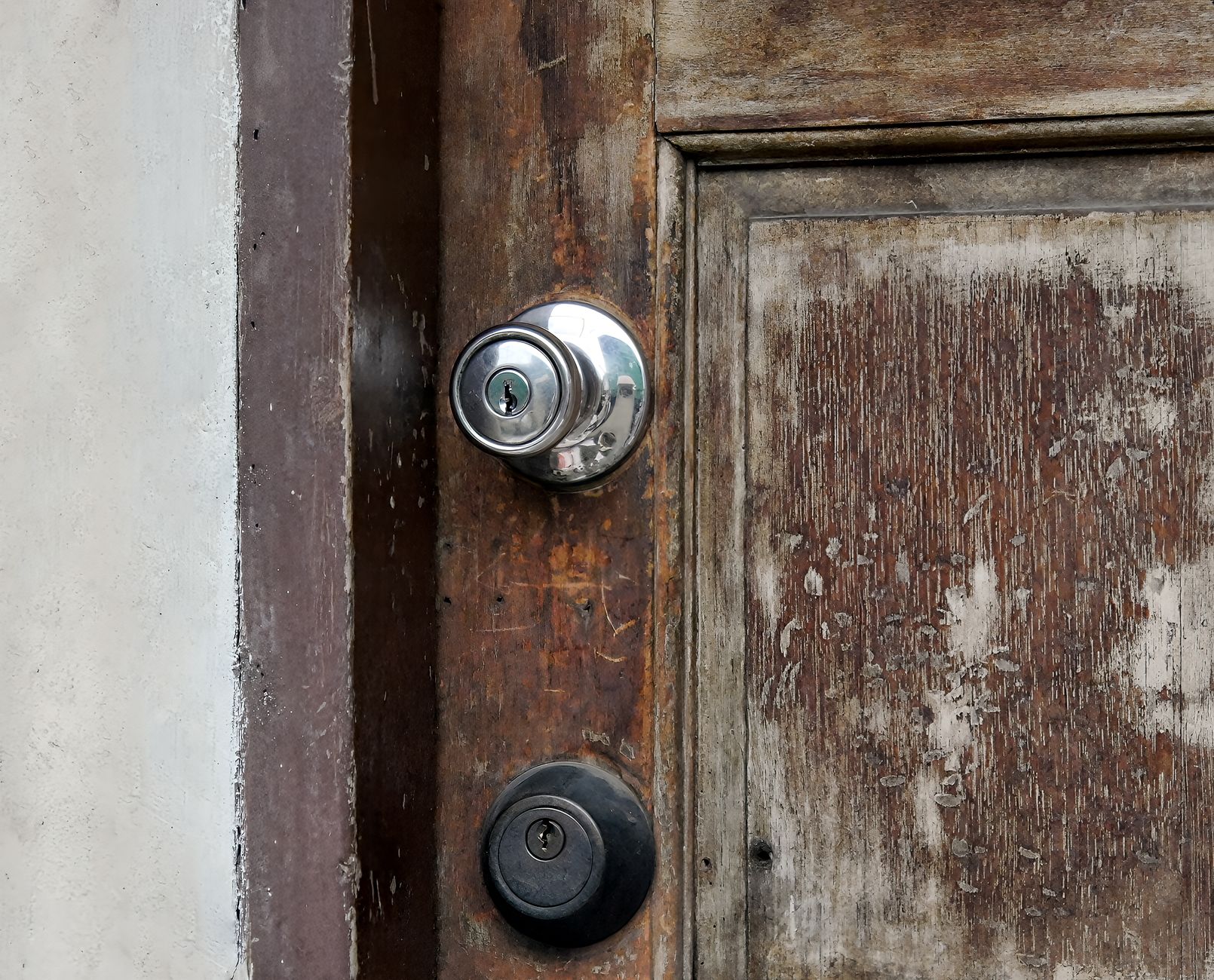Porte d'appartement endommagée après cambriolage à Bruxelles, montrant des traces d'effraction