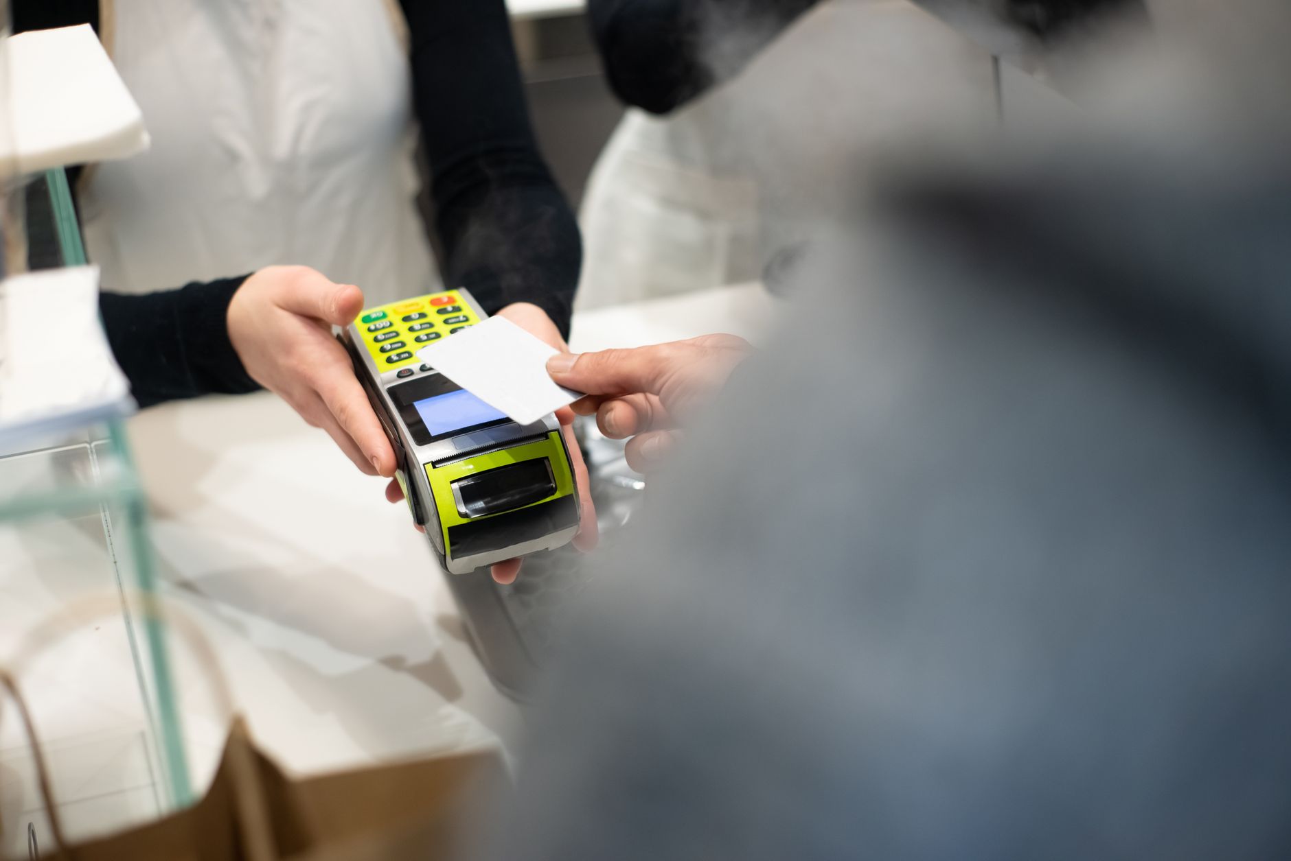 Client payant une facture de serrurerie avec sa carte de crédit au serrurier