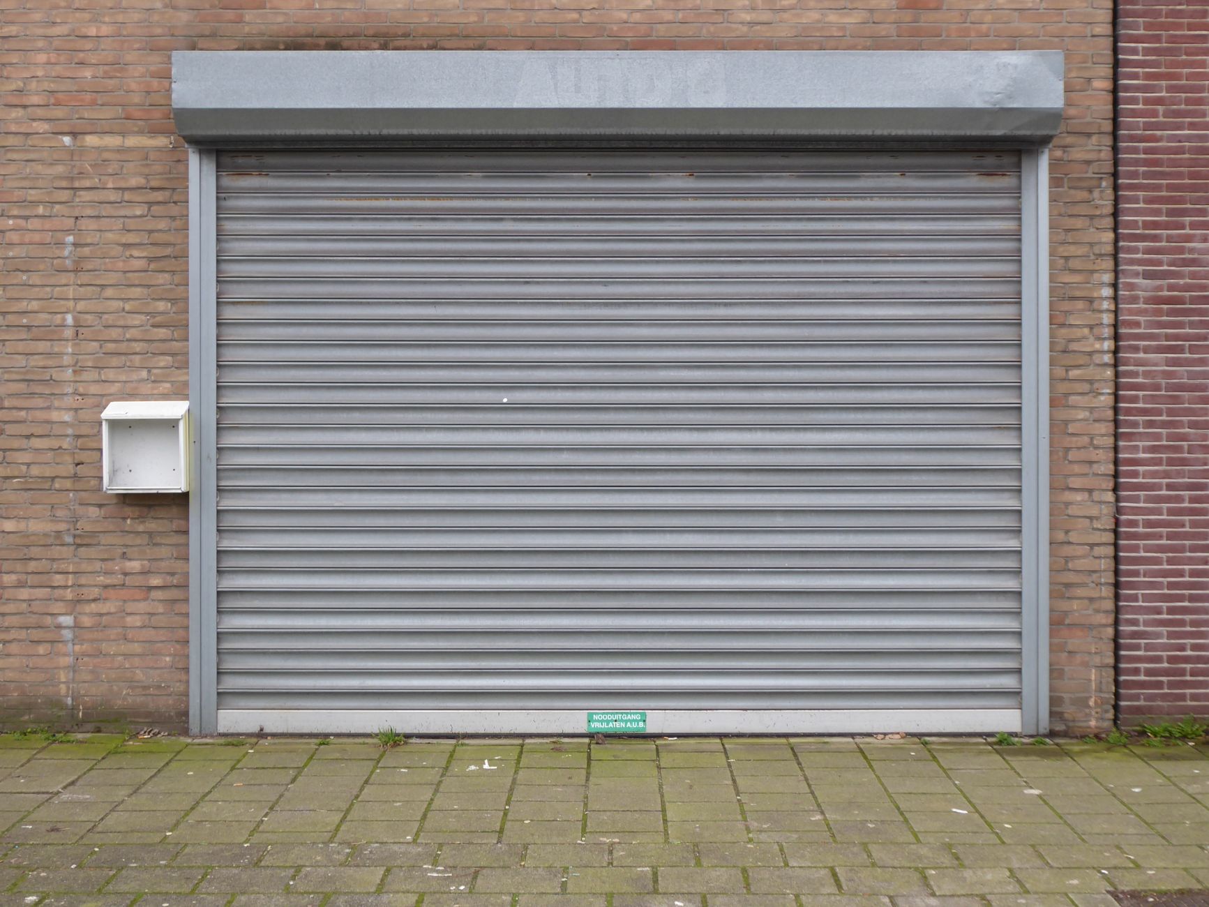 Porte de garage sécurisée avec serrure Flex Serrurier, garantissant la protection du domicile