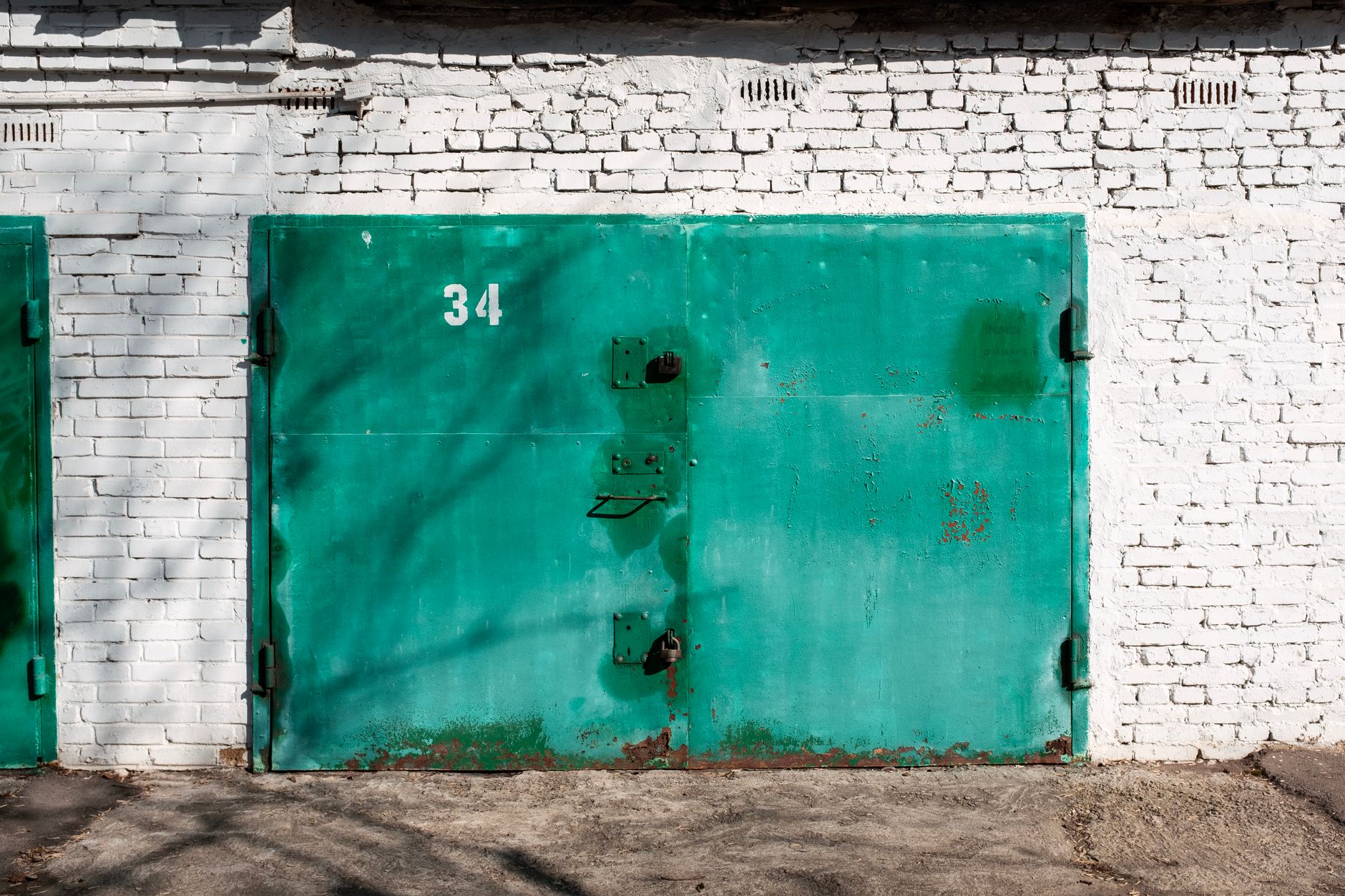 Gros plan des mains d'un serrurier installant différents types de serrures pour portes basculantes.