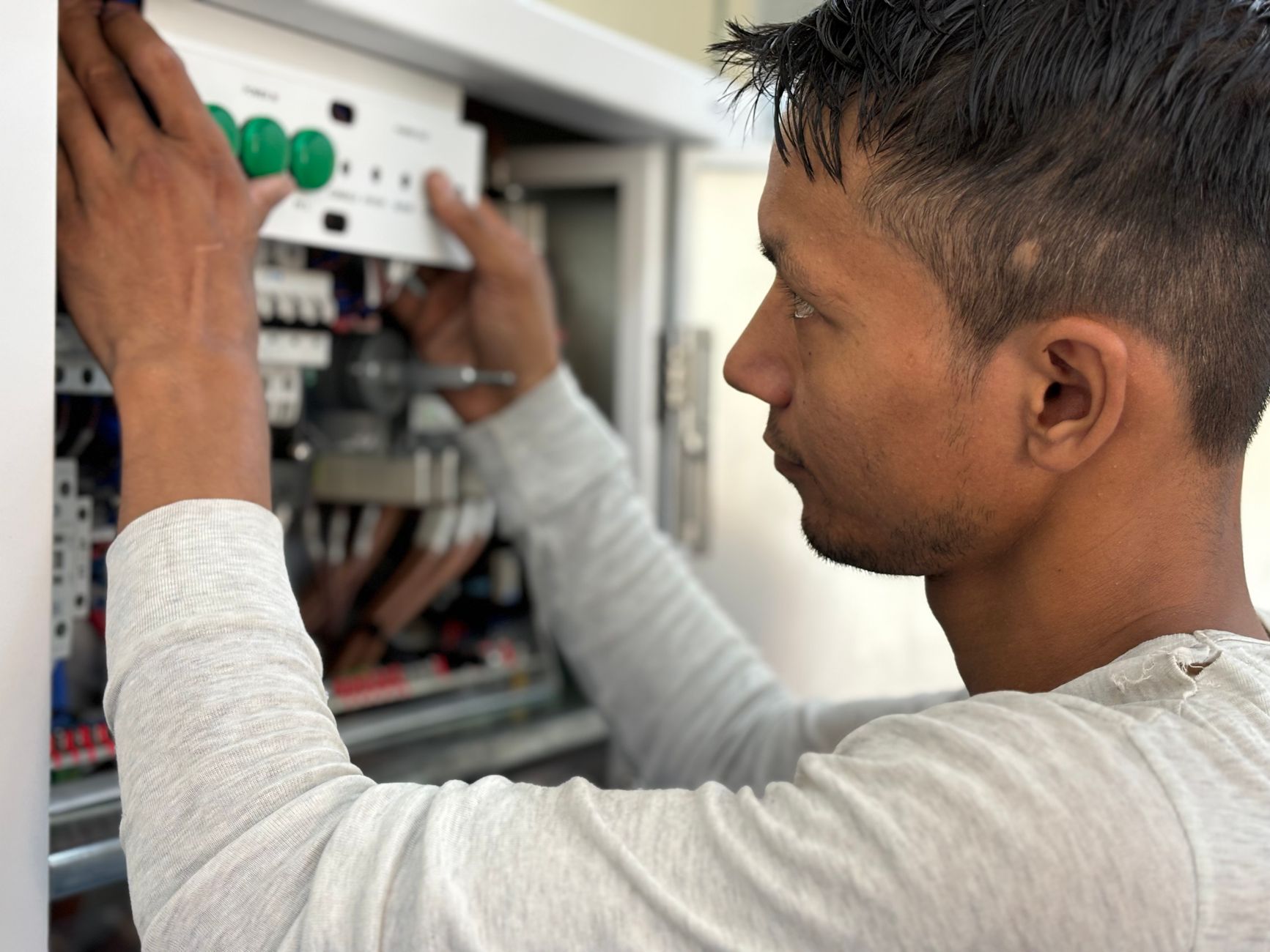 Installation d'un système de contrôle d'accès moderne pour sécuriser un local professionnel