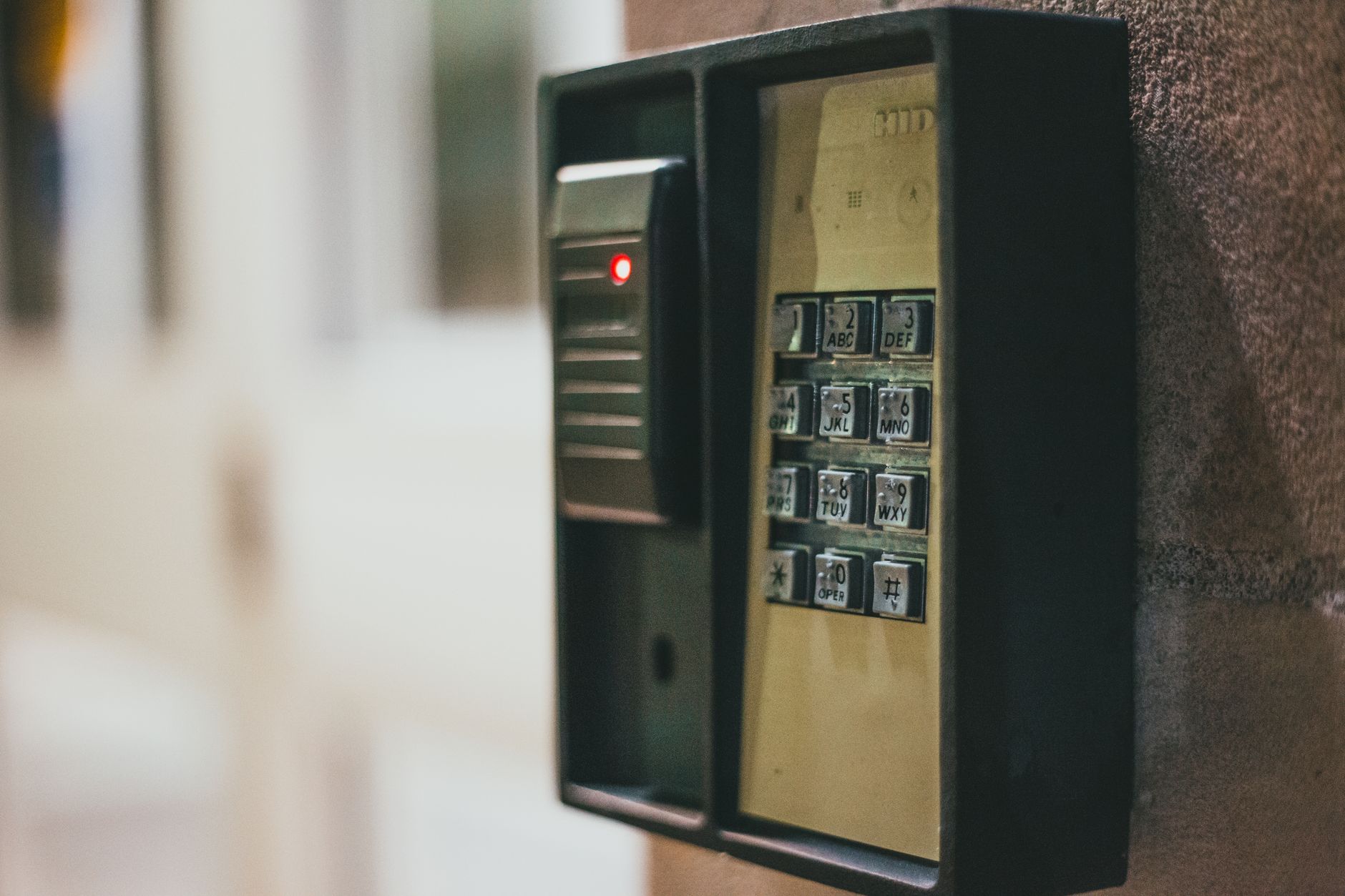 Système de contrôle d'accès électronique installé sur une porte d'entrée professionnelle à Bruxelles