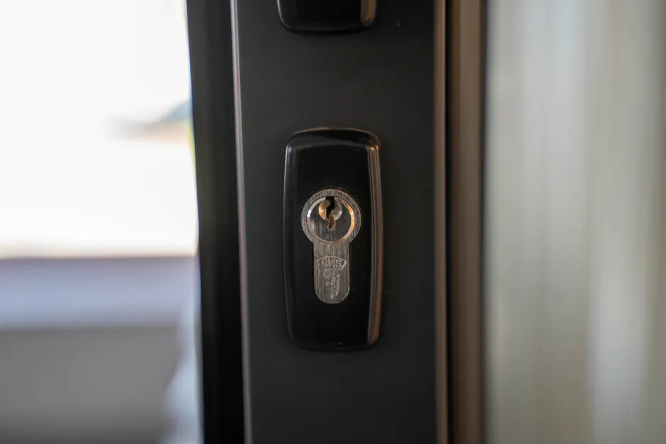 Serrurier professionnel installant une serrure de sécurité sur une porte commerciale à Bruxelles