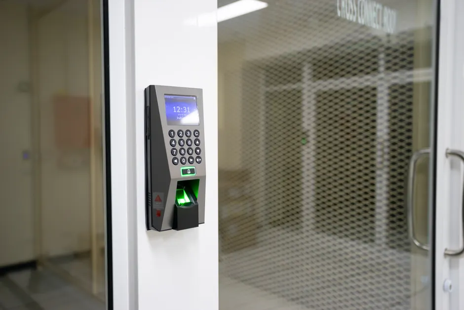 Système de contrôle d'accès moderne installé à l'entrée d'un local commercial professionnel