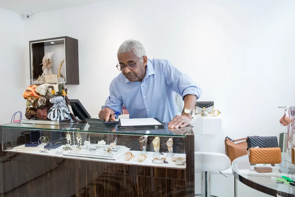 Propriétaire d'entreprise inspectant la sécurité renforcée de son commerce grâce à Flex Serrurier