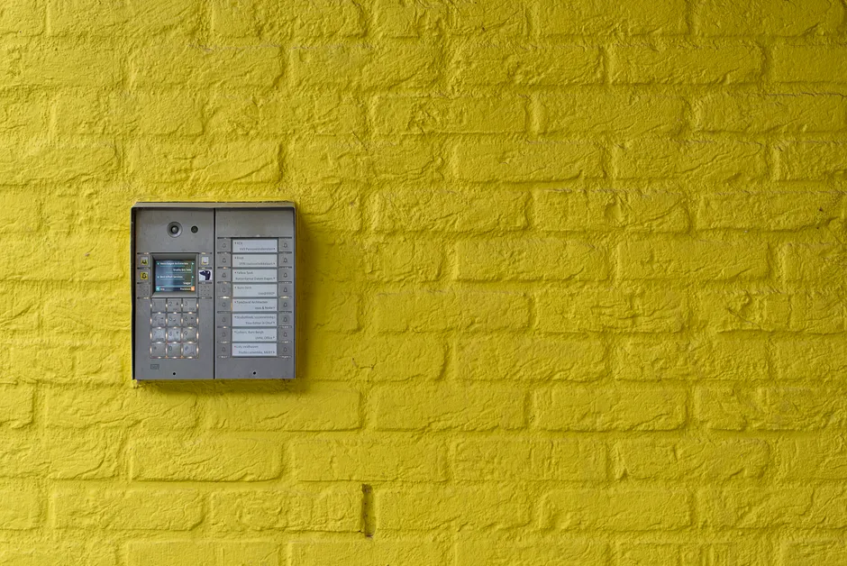 Installateur fixant un système de contrôle d'accès moderne sur la porte d'un local commercial