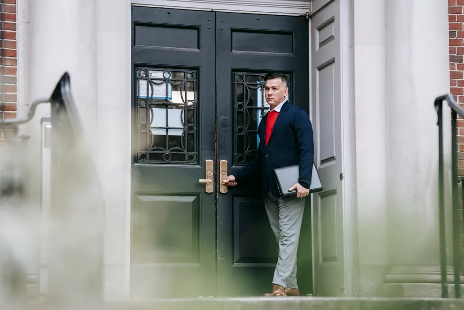 Propriétaire de commerce satisfait devant l'entrée sécurisée de son établissement professionnel Bruxelles