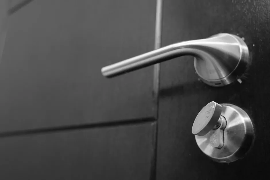 Gros plan détaillé d'une serrure de haute sécurité certifiée pour commerce bruxellois
