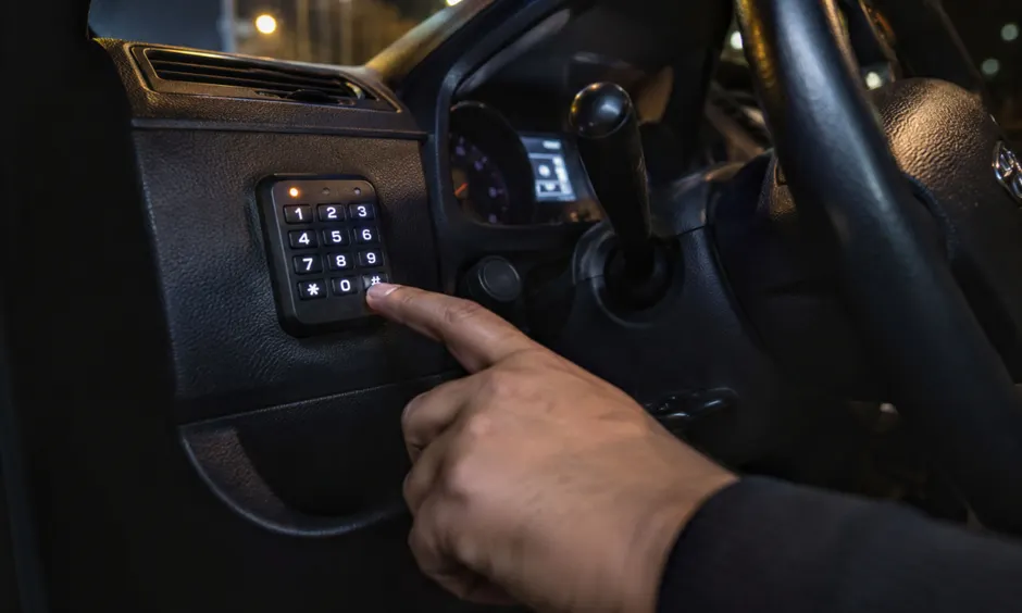 Gros plan sur un clavier de contrôle d'accès moderne installé à l'entrée d'un local commercial bruxellois.