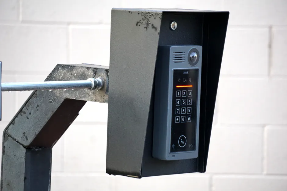 Installation d'un système de contrôle d'accès moderne sur la porte d'entrée d'un local professionnel