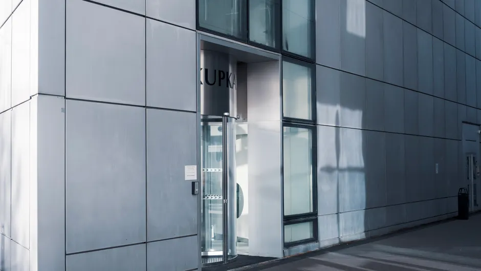 Façade sécurisée d'un commerce avec système de contrôle d'accès moderne installé par Flex Serrurier Bruxelles