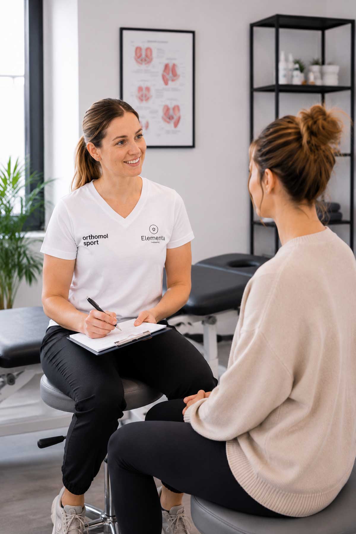 Physiotherapeutin erklärt den Aufbau des Beckenbodens und den Ablauf einer vaginalen Therapie anhand eines anatomischen Modells.
