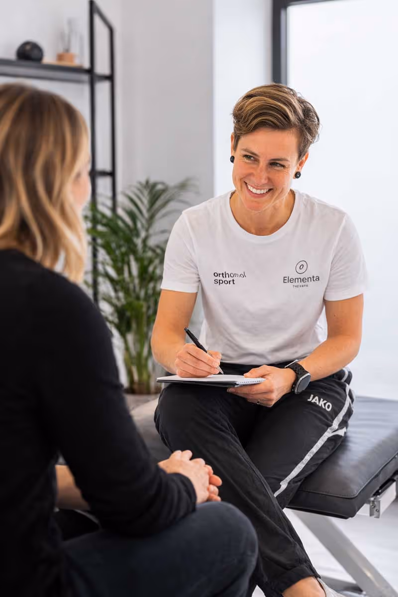 Physiotherapeutin im Erstgespräch mit einer Patientin in der Elementa Therapie Köln Belgisches Viertel.