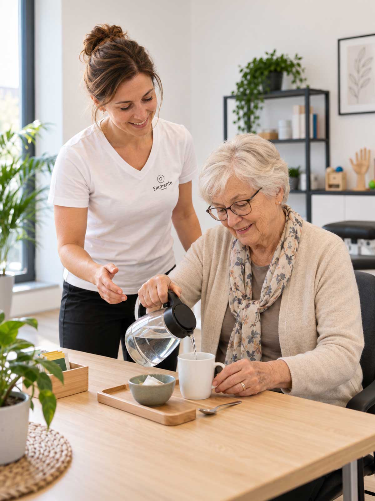 Ergotherapeutin unterstützt eine Seniorin beim Einschenken von Wasser