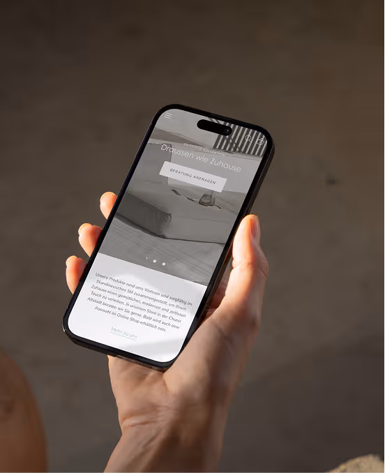 Hand hält Smartphone mit Interior-Webseite und Beratung-Button