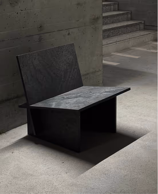 Minimalistischer Stuhl aus recyceltem Kunststoff auf Betonboden