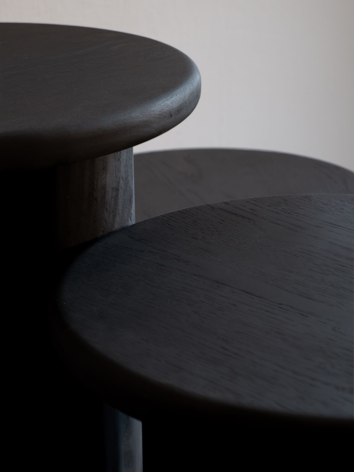 Drei überlappende runde Beistelltische aus dunklem Holz mit sichtbarer Maserung – Wuor Designstudio Prototypen
