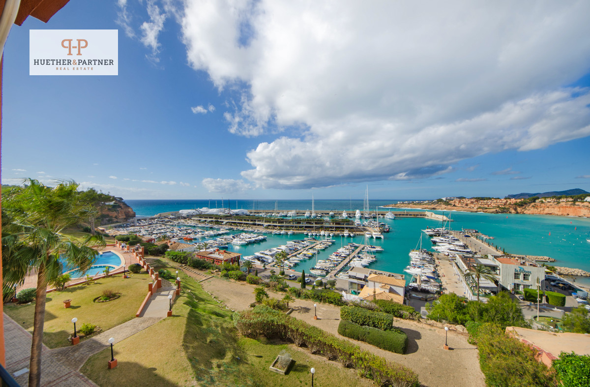 Panorama-Meerblickwohnung in erster Linie, Port Adriano überblickend. Gemeinschaftspool/Garten
