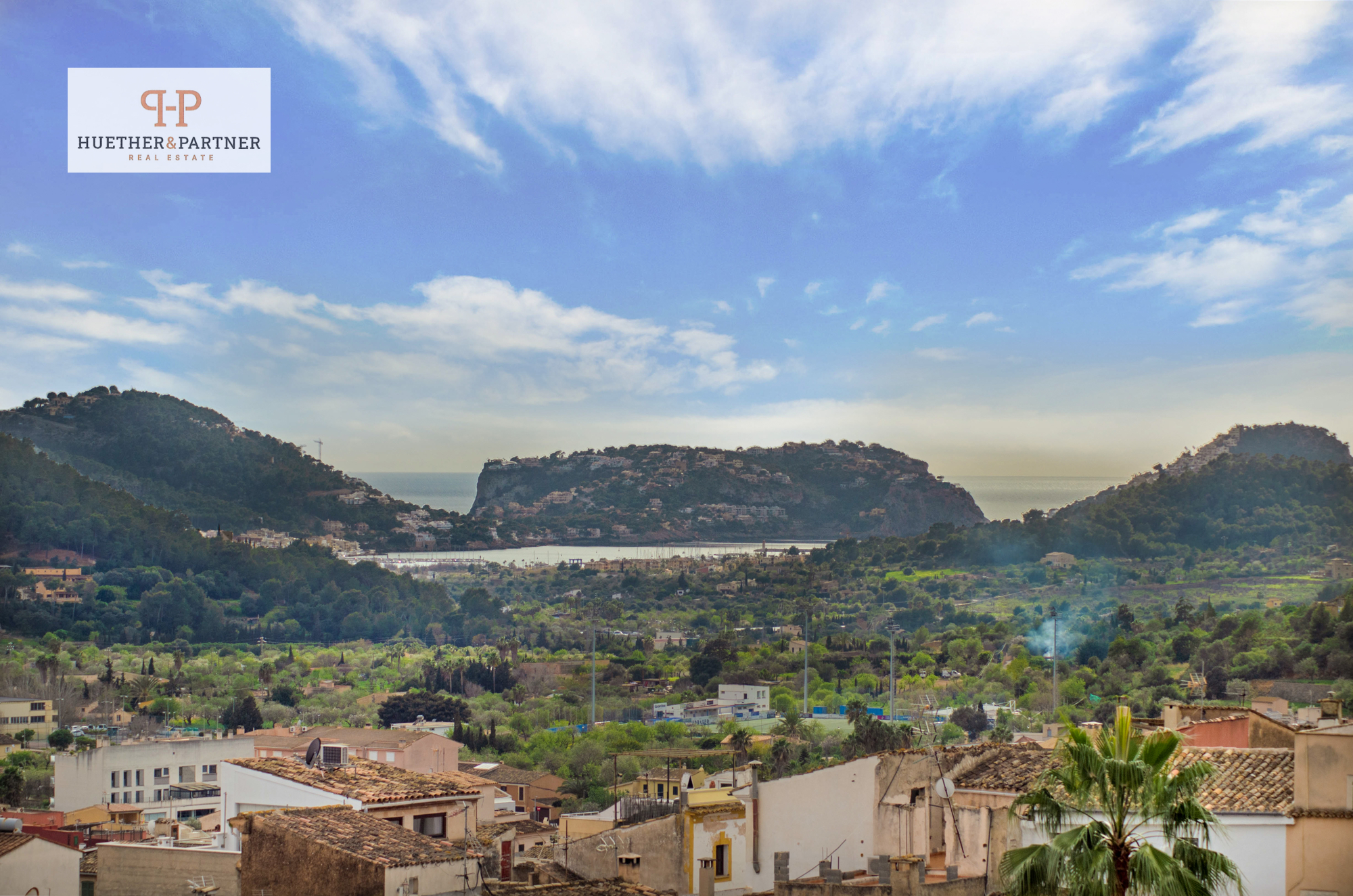 Haus auf Mallorca mit Blick auf  Kirche und Dorf von Andratx – bis hin zum Hafen und dem Meer