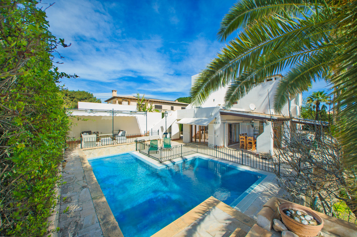 Großzügige Villa mit Salzwasserpool, vielseitigen Terrassenbereichen und zahlreichen Highlights