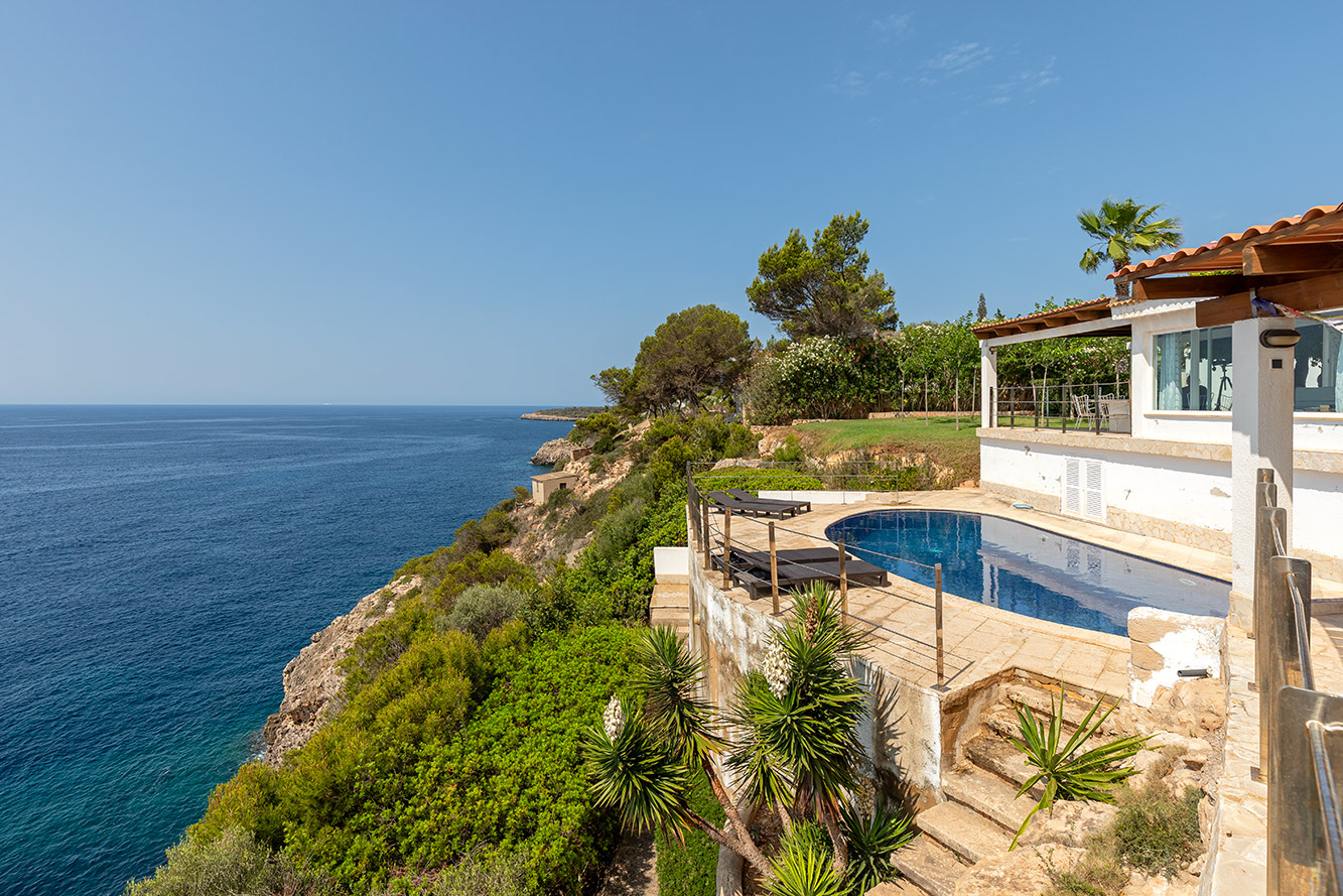 Mallorca - Exklusive Meerblick-Villa mit Ferienlizenz in erster Meereslinie von Cala Pi