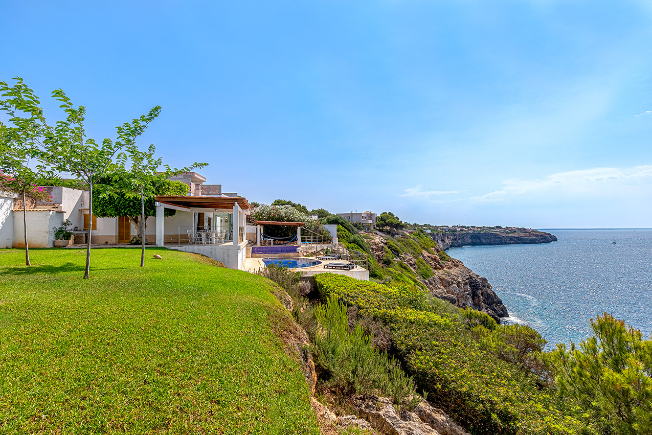 Mallorca - Exklusive Meerblick-Villa mit Ferienlizenz in erster Meereslinie von Cala Pi