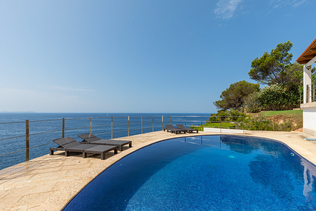 Mallorca - Exklusive Meerblick-Villa mit Ferienlizenz in erster Meereslinie von Cala Pi